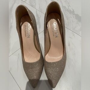 GOLD SPARKLY HEELS
